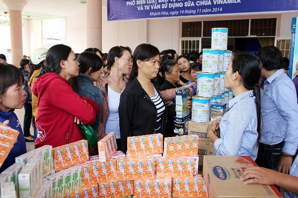 Người tiêu dùng Khánh Hòa tìm hiểu thông tin về các sản phẩm dinh dưỡng của Vinamilk
