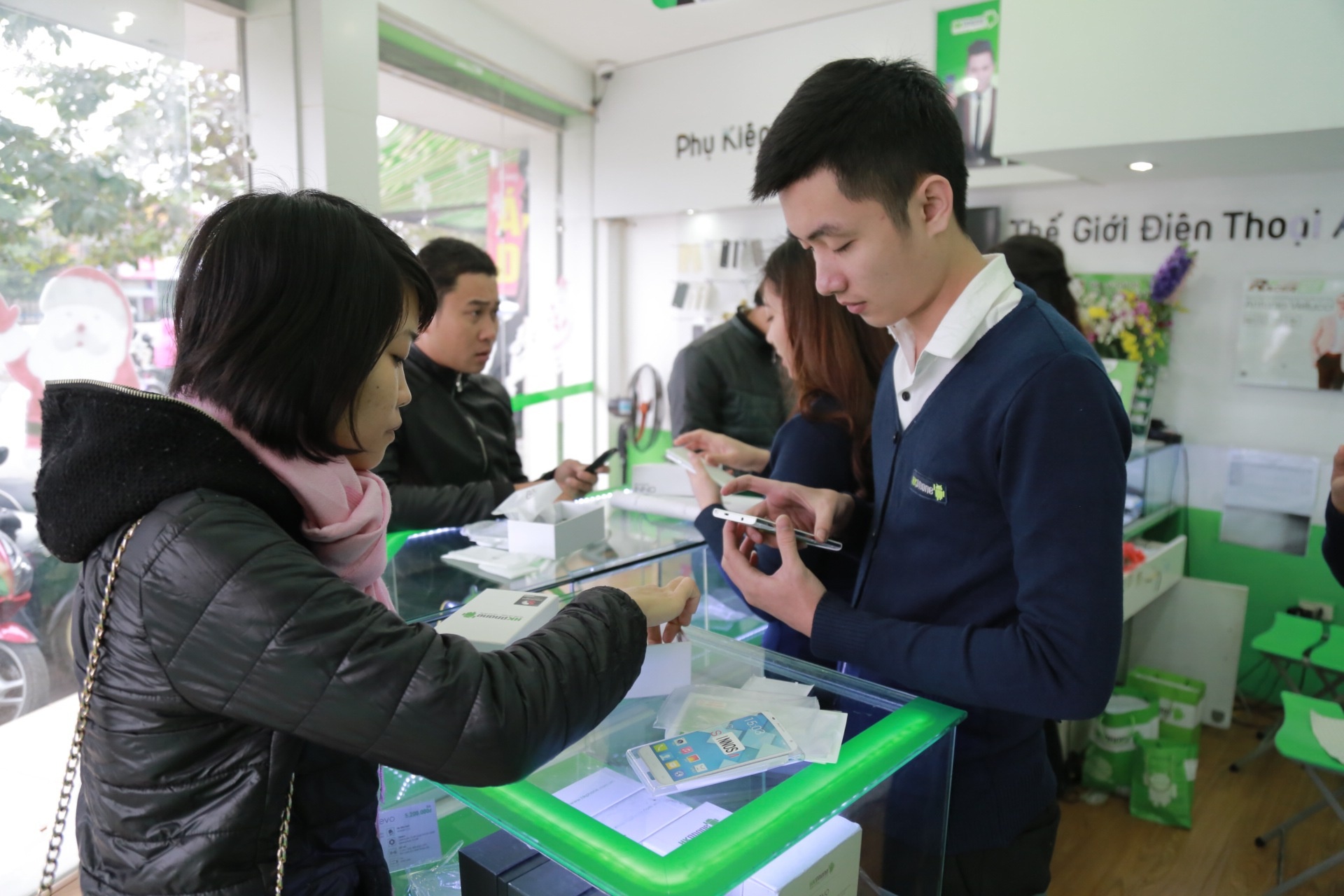 Hang tram nguoi chen chan du 'Tuan le tri an khach hang' hinh anh