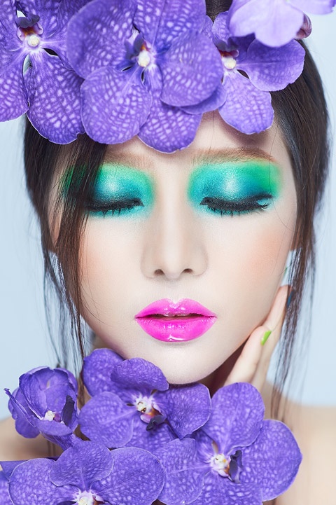 Với một gương mặt đẹp và lối diễn xuất tự nhiên, Khánh Hiền nhanh chóng trở thành gương mặt người mẫu ảnh được nhiều bạn trẻ yêu thích. Cô nhận được nhiều lời mời chụp ảnh quảng cáo, quay TVC cho những nhãn hàng tên tuổi. Đây cũng chính là bước đệm giúp hình ảnh của Khánh Hiền đến gần hơn với công chúng.