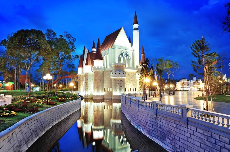 Bên cạnh sân khấu là lâu đài cổ tích nguy nga tráng lệ bên dòng sông êm đềm thơ mộng