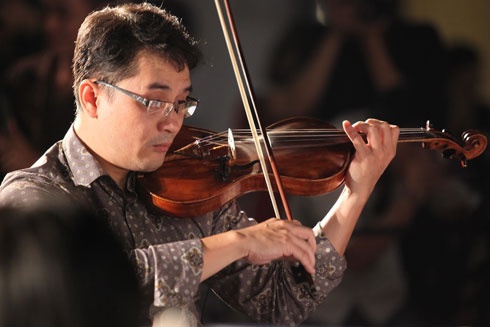 Nhắc đến Xuân Huy là nhắc đến một nhân sĩ dị thường của làng âm nhạc Việt. Anh là người trẻ nhất của dàn nhạc giao hưởng Việt Nam chơi lâu nhất trong dàn nhạc thế kỷ của cố công nương Diana, là người đi biểu diễn ở các quốc gia nhiều nhất… Cũng chính  Xuân Huy là người phải chật vật nhất để theo đuổi niềm đam mê này. Có thời điểm, anh phải đi dạy võ Vịnh xuân quyền và làm nghề chế tác đàn để duy trì cuộc sống.