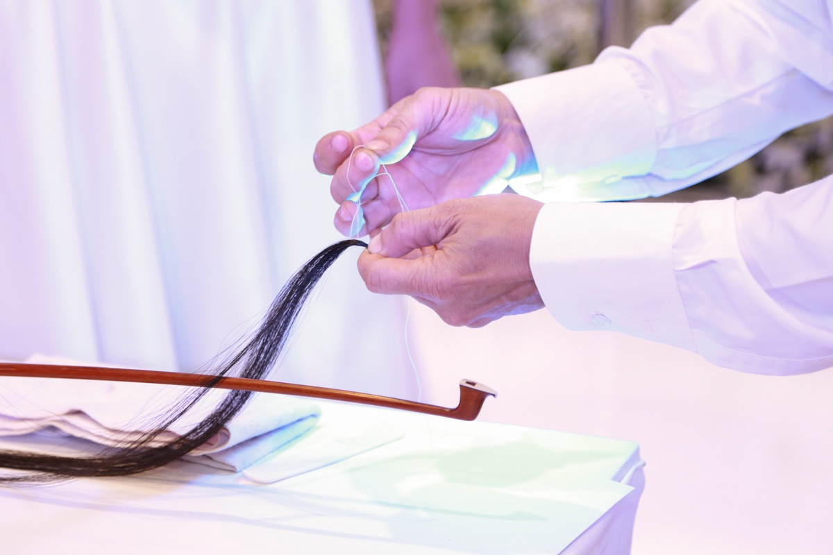 Thông thường, dây vĩ được làm bằng lông đuôi ngựa hoặc các chất liệu carbon, nilon tổng hợp thì giờ đây, chỉ cần khoảng 200 sợi tóc chắc khỏe của các cô gái, Xuân Huy cũng có thể chế tác được bộ phận quan trọng này cho cây đàn. 