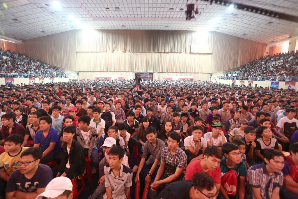 Hàng vạn người đến tham gia xếp hàng vào cửa.