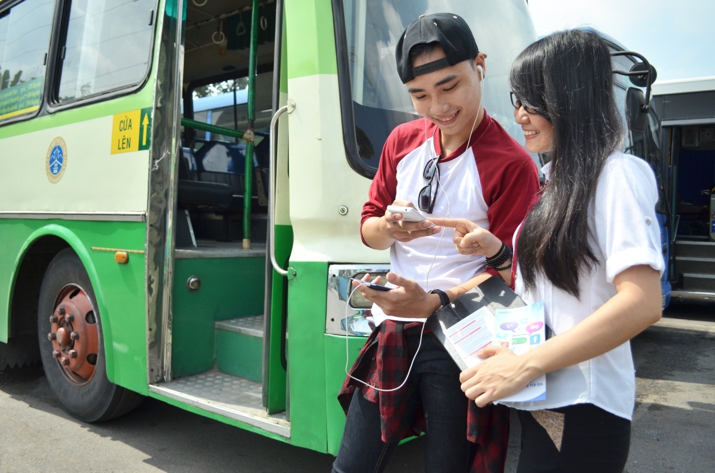 Mobifone dung 3G phu song Wi-Fi mien phi tren xe buyt hinh anh