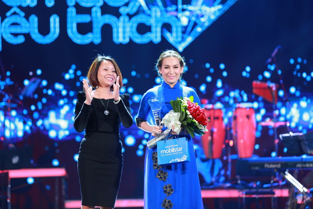 Phi Nhung nhan giai 'Bai hat yeu thich thang 11' hinh anh