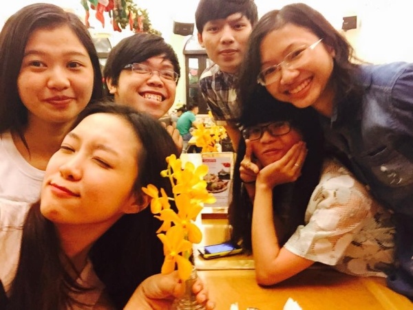 Đinh Hương ti hí mắt khi chụp cùng người hâm mộ.