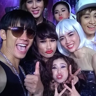 Nhan Phúc Vinh, Hoài Sa, Minh Thư, Vân Trang… cùng chen chúc trong một khung hình. Các nghệ sĩ luôn cố gắng thu hút nhiều gương mặt nhất trong ảnh Wefie để góp quỹ “Ngàn bức ảnh, triệu ước mơ”, mang công nghệ thông tin đến với những trẻ em khu vực còn khó khăn. Độc giả có thể vào đây (add link: http://thuthachwefie.vnexpress.net/) để cùng tham gia chương trình ý nghĩa này. Hoàng Ngọc Giang