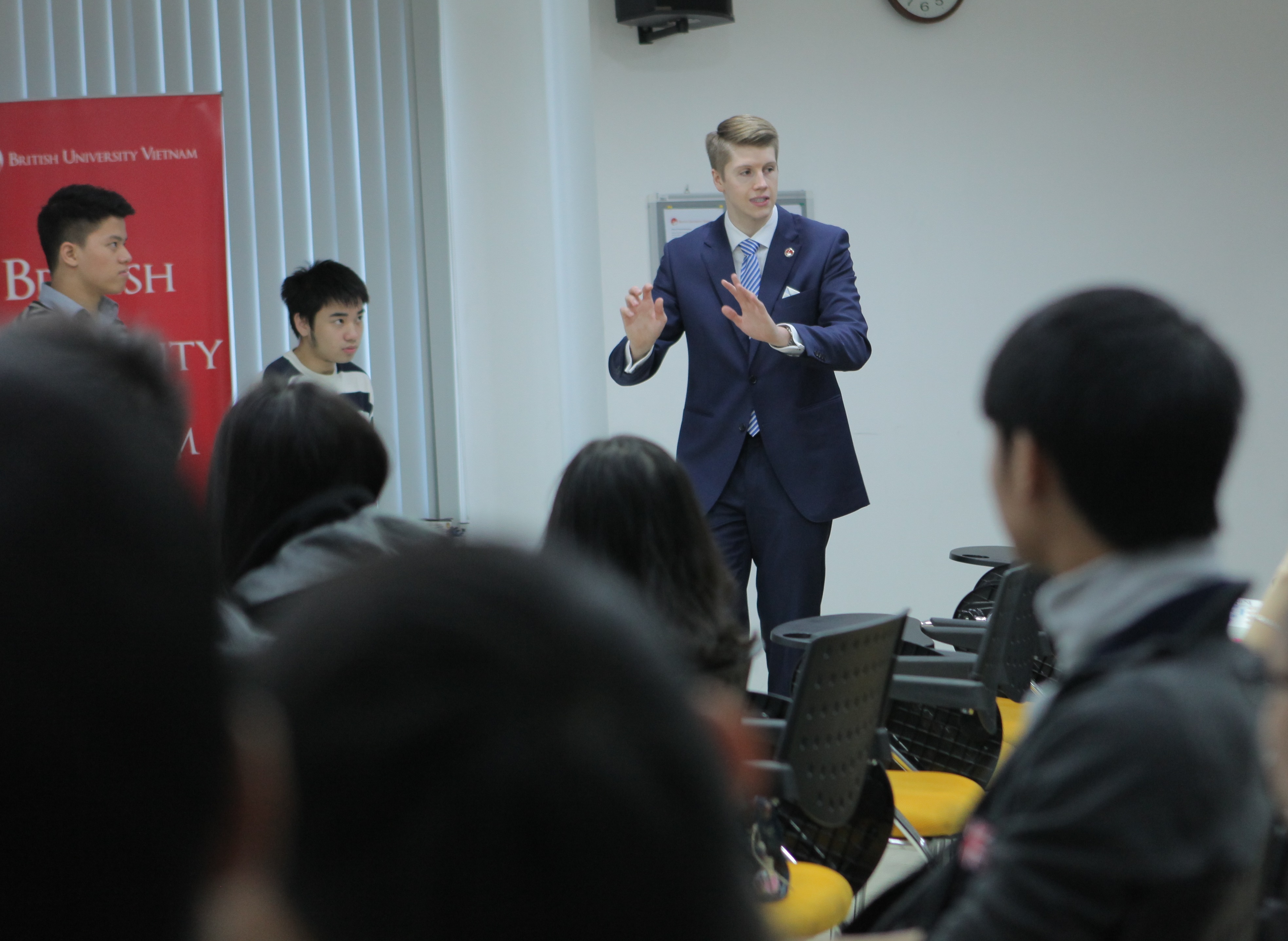 Giang vien dac biet tai Dai hoc Anh Quoc Viet Nam hinh anh