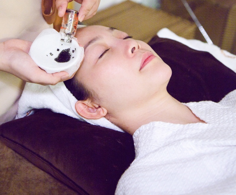 Cham soc da bang trung ca hoi den quy hiem hinh anh