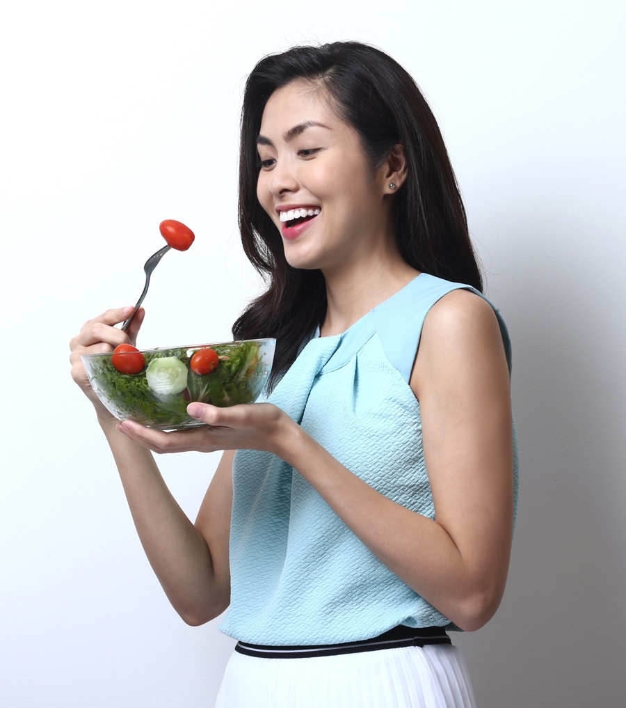 Tự chuẩn bị bữa sáng nhiều rau và trái cây là thói quen của Tăng Thanh Hà.