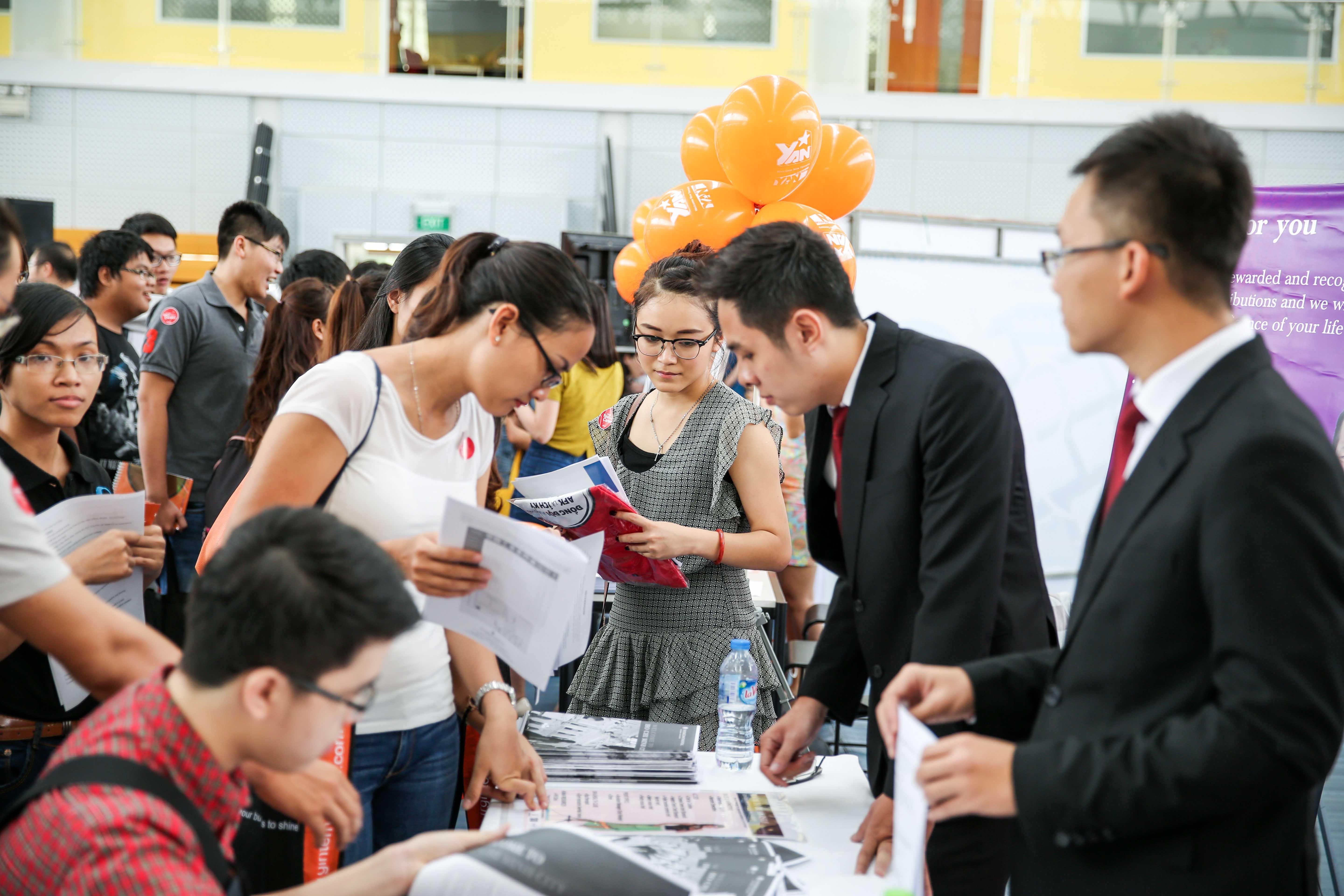 Sinh viên RMIT gặp gỡ nhà tuyển dụng tại sự kiện tuần lễ nghề nghiệp RMIT.