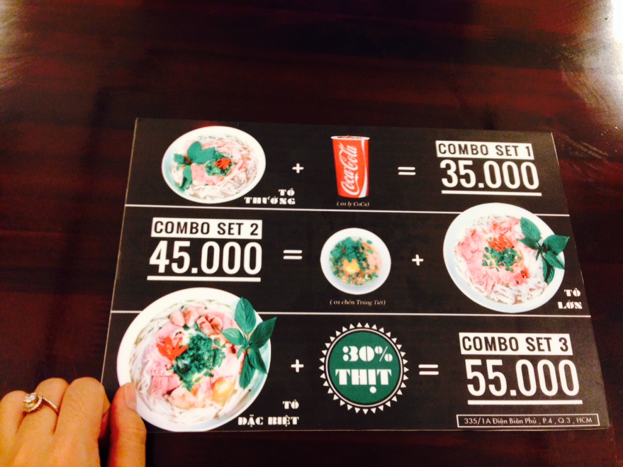 Giá chỉ từ 35.000 đồng, bạn sẽ có một tô phở thật thơm ngon.