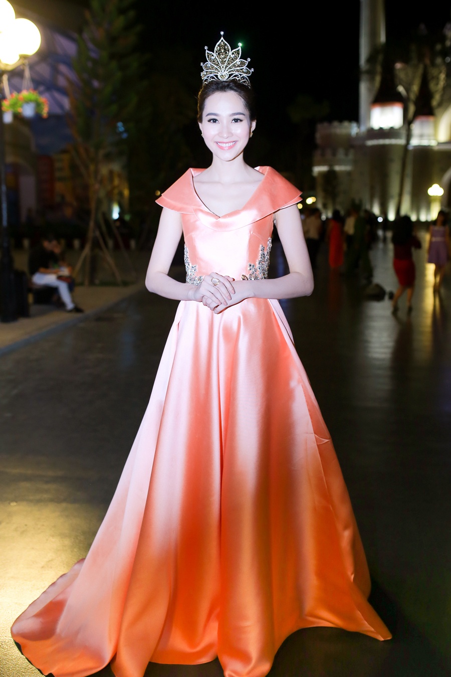 Đặng Thu Thảo luôn được đánh giá cao về gu thẩm mỹ sang trọng, quý phái. Nhan sắc đang ở độ rực rỡ nhất, Hoa hậu Việt Nam 2012 là tâm điểm trong mỗi lần xuất hiện.