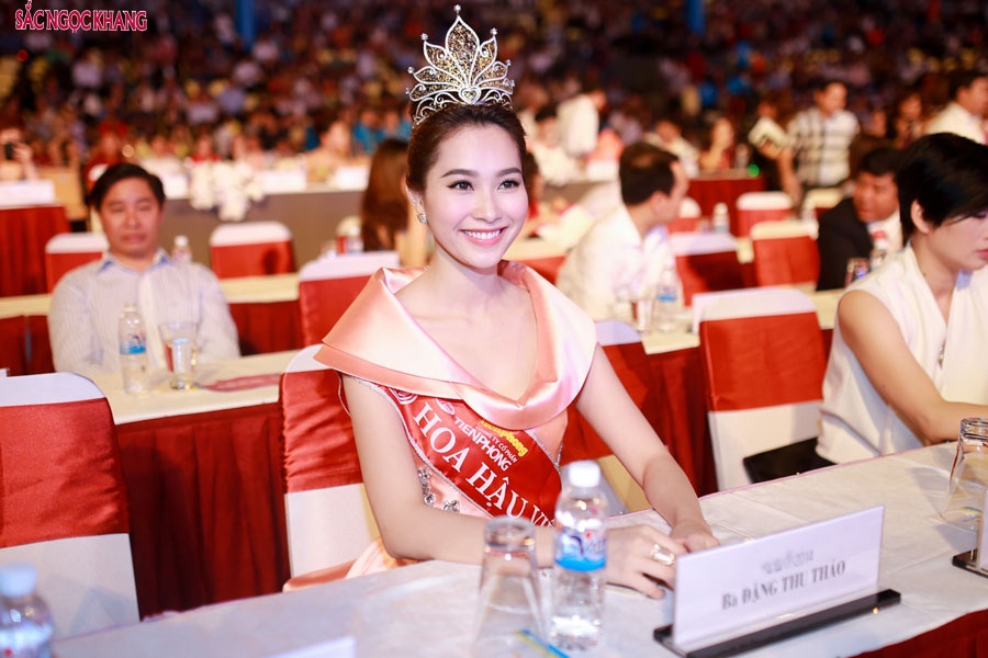 Đặng Thu Thảo chia sẻ bí quyết bảo vệ da là uống nhiều nước, chăm đắp mặt nạ trái cây và ngủ đủ giấc. Bàn trang điểm của cô luôn có sự xuất hiện của dòng mỹ phẩm dưỡng da, trị nám Sắc Ngọc Khang. Được chiết xuất từ hoa anh đào và hoa sung, hương thơm dịu nhẹ, sản phẩm này không chỉ giúp dưỡng ẩm, làm trắng da, làm mờ nám, sạm, tàn nhang mà còn có thể dùng làm kem lót trước khi trang điểm.