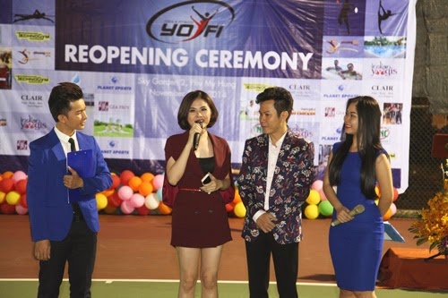 Yofi tung bung khai truong don mung Giang sinh hinh anh