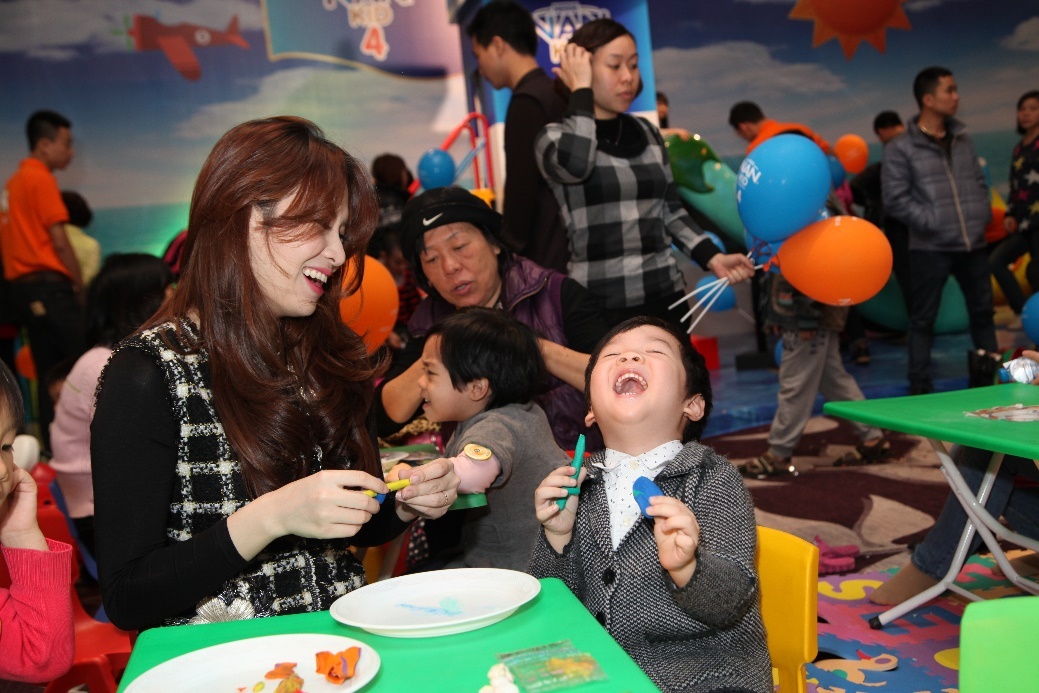 Dan Le cung con trai tham du ngay hoi danh cho tre em o HN hinh anh