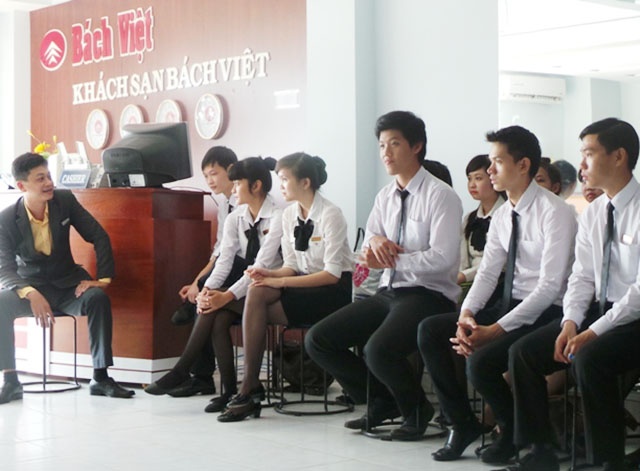 Sinh viên trường Cao đẳng Bách Việt chăm chú lắng nghe những chia sẻ, trao đổi những câu hỏi với anh Nguyễn Thành Thái - Quản lý cao cấp bộ phận F&B, khách sạn Parkroyal Sài Gòn. Nhiều câu hỏi, những vấn đề khó khăn hay thắc mắc của sinh viên đều được anh Thành Thái giải đáp cụ thể, rõ ràng. 