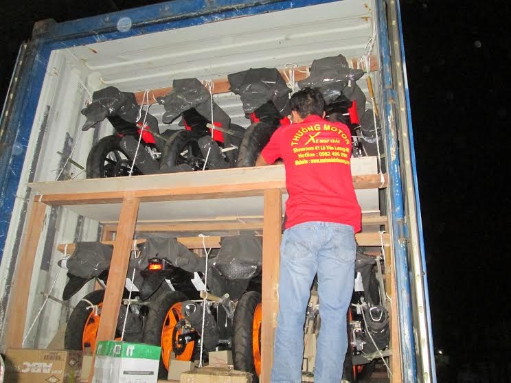 Nhân viên Thưởng Motor vận chuyển xe từ congtener.