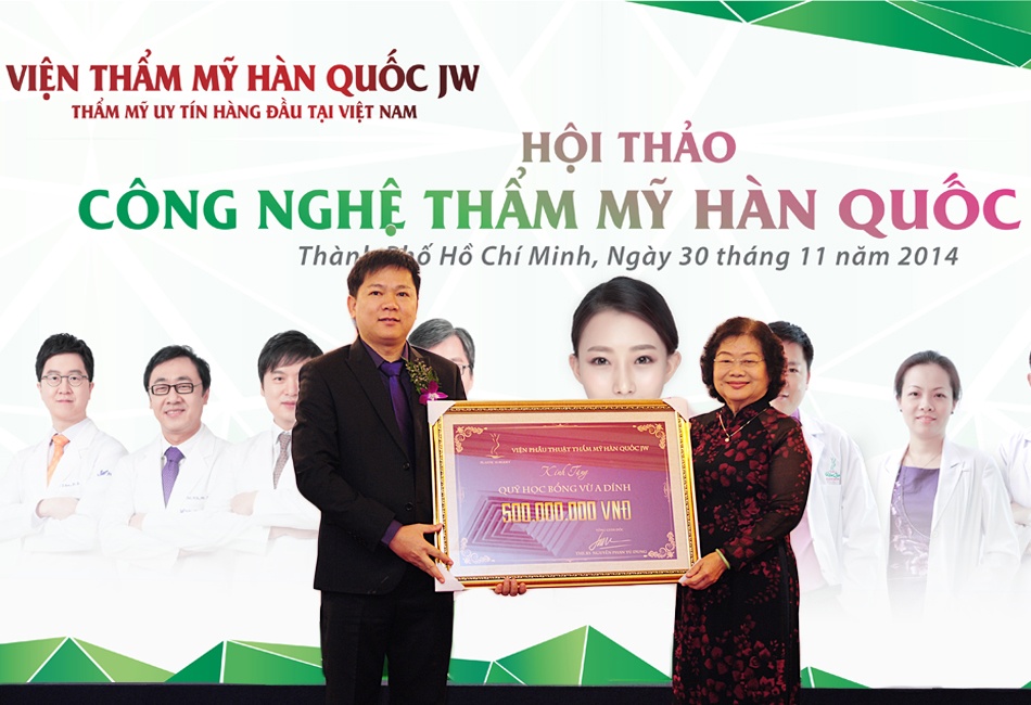 Bác sĩ Nguyễn Phan Tú Dung trao học bổng y khoa cho sinh viên vượt khó của Quỹ Vừ A Dín với 500 triệu đồng. Nguyên Phó chủ tịch nước Trương Mỹ Hoa đánh giá cao sự đóng góp vì cộng đồng của thẩm mỹ JW.