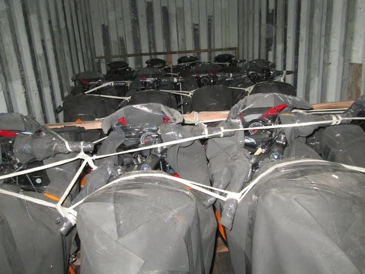 Xe nằm gọn trong Contener với 3 tông màu.