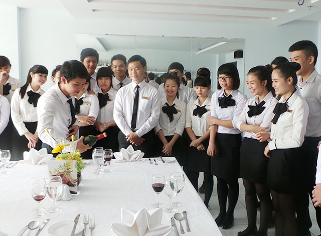 Hoc Quan tri Nha hang - Khach san co gi vui? hinh anh