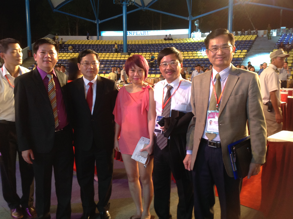 Ts.Bs Nguyễn Phan Tú Dung chụp ảnh kỷ niệm cùng ban tổ chức HHVN 2014.