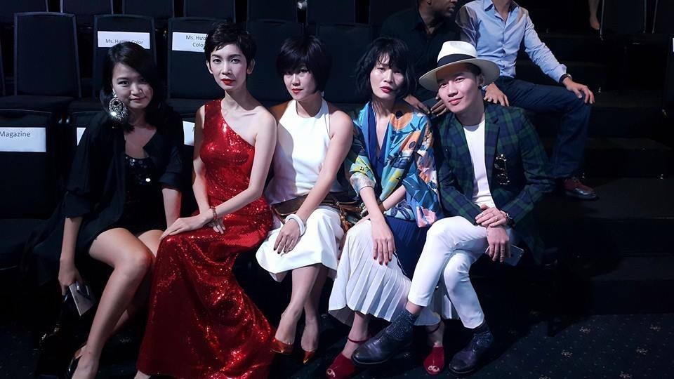 Hà Đỗ (bìa trái) trên hàng ghế VIP tại một buổi trình diễn của Tuần lễ thời trang Quốc tế Việt Nam.