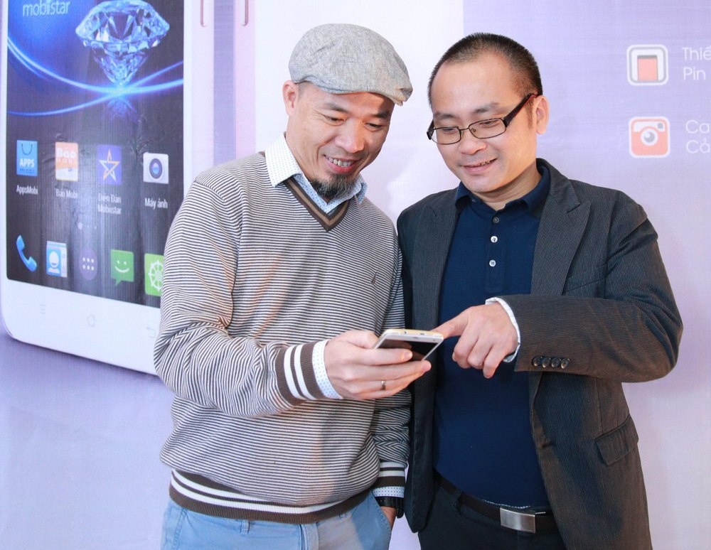 Nhac si Huy Tuan thich thu voi mon qua dac biet tai BHYT hinh anh