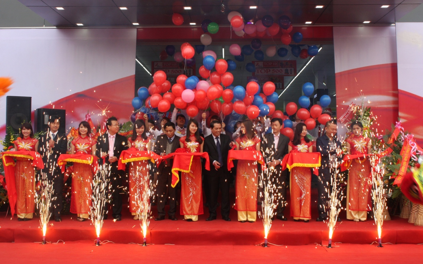 Pico Phuc Yen qua tai trong ngay khai truong hinh anh