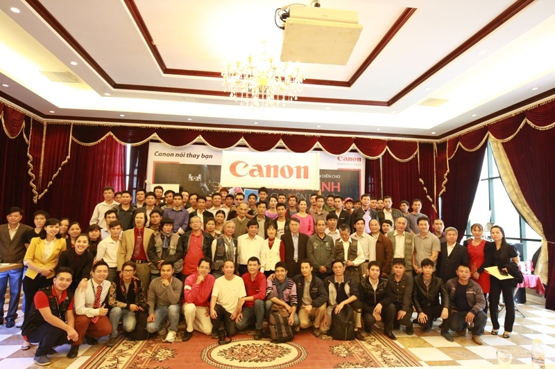 Nhiếp ảnh gia và người yêu nhiếp ảnh trong hội thảo Giải pháp toàn diện cho nhiếp ảnh chuyên nghiệp của Canon tại Ninh Bình ngày 22/11.