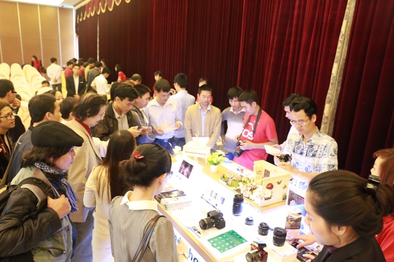 Bạn trẻ hào hứng tham quan gian hàng trưng bày và trải nghiệm sản phẩm Canon - giải pháp nhiếp ảnh toàn diện từ đầu vào đến đầu ra.