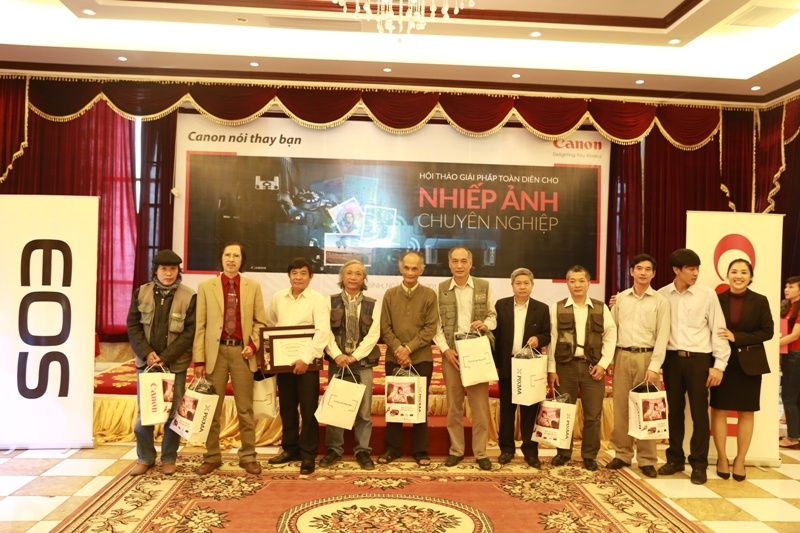 Tác giả đoạt giải cuộc thi ảnh online Thành phố tôi yêu nhận giải thưởng từ đại diện Canon tại hội thảo ở Ninh Bình (22/11)