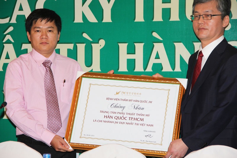Chứng nhận Thẩm mỹ viện Hàn Quốc JW là chi nhánh duy nhất tại Việt Nam của bệnh viện thẩm mỹ JW Hàn Quốc được trao bởi Ts.Bs.Man Koon Suh