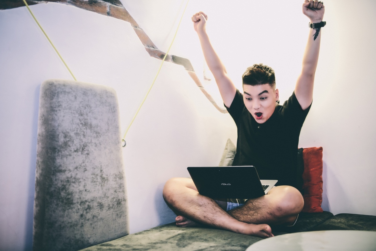 Cuối ngày, Ngọc Trai hào hứng cổ vũ cho đội bóng yêu thích trong những trận cầu nảy lửa tại góc nghỉ ngơi thoải mái ở nhà. Một ngày làm việc  sôi nổi của chàng VJ điển trai gắn liền với người bạn công nghệ ASUS Transformer Book T200. Ngọc Trai chia sẻ: “Chiếc T200 như một ‘bản sao công nghệ’ của mình: cá tính, trẻ trung, mạnh mẽ và tràn đầy năng lượng. Mình có thể mang theo T200 mọi lúc mọi nơi để học tập và giải trí. Chỉ với một thao tác nhấn đơn giản, Ngọc Trai đã có thể biến laptop thành tablet ngay, mà không còn lo lắng về pin cho cả ngày sử dụng”. VJ Ngọc Trai hiện là 1 trong 4 đại diện của chiến dịch Do it smart – Do it with ASUS Transformer Book, trong đó Smart là Student – Mobile officer – ASUS – Reporter – Teacher. Chiến dịch nhằm mang những trải nghiệm lý tưởng trên thiết bị 2-trong-1 ASUS Transformer Book T100 và T200 đến các đối tượng học sinh - sinh viên, phóng viên - biên tập viên, giáo viên và người dùng di động. Độc giả có thể vào đây (add link asustransformerbook.com để tham gia nhập vai, trải nghiệm, thắng quà cùng Ngọc Trai và các nhân vật nổi tiếng khác tại. Trải nghiệm một ngày năng động và tiện ích cùng Transformer Book & Microsoft Office 365 với khả năng ghi chú nhanh chóng của OneNote hay lưu trữ tài liệu trực tuyến trên OneDrive,… độc giả có cơ hội nhận phần thưởng là chiếc ASUS Transformer Book cùng hàng trăm quà tặng giá trị khác.