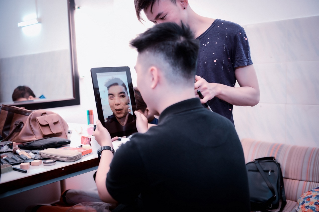 Chàng Quý ròm thông minh, tinh nghịch của Kính vạn hoa ngày nào nay đã trở thành một trong những VJ được khán giả yêu mến nhất trên Yan TV - kênh thông tin giải trí dành cho giới trẻ. Ngọc Trai thường có thói quen sử dụng camera trước của T200 như chiếc gương đặc biệt để chuẩn bị trước giờ lên sóng.