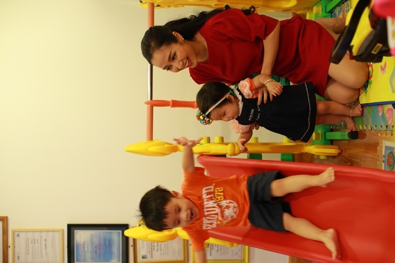 Ốc Thanh Vân luôn dành thời gian chơi đùa, trò chuyện cùng các con.