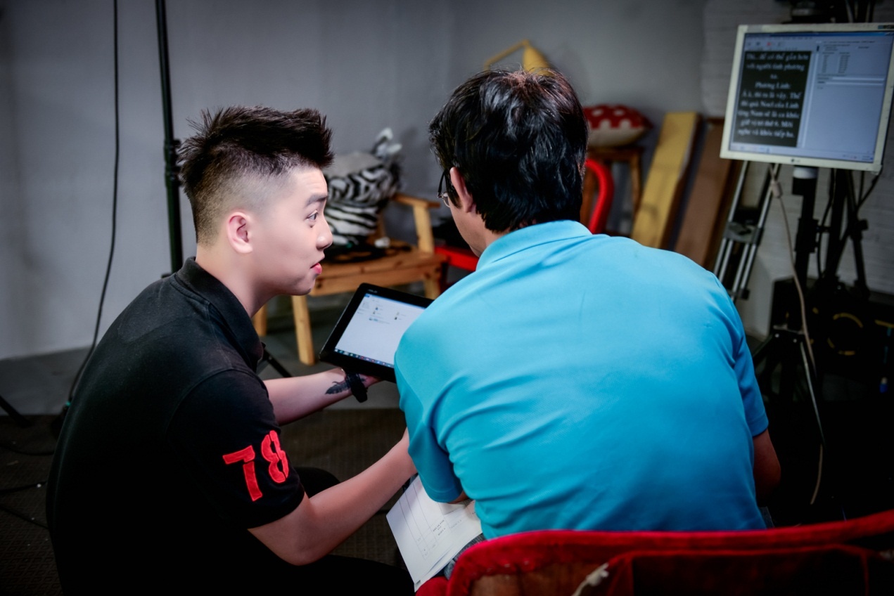 Trong lúc trao đổi với ê kíp về kịch bản, chàng VJ điển trai nảy ra nhiều ý tưởng hay để biến tấu cho phần lời dẫn thêm dí dỏm và thu hút. T200 lúc này lại trở thành một chiếc tablet cơ động, tiện lợi khi tách ra khỏi bàn phím.  