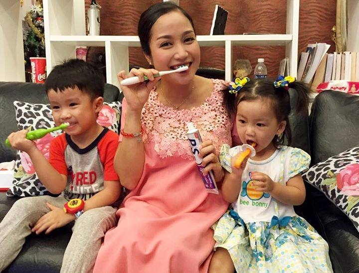 Hai bé nhà Thanh Vân chỉ được phép dùng kẹo ngọt với điều kiện đánh răng đủ 2 lần mỗi ngày.