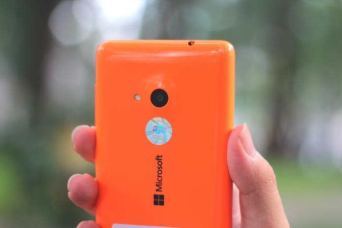 Thiết kế cạnh bo tròn, nắp lưng dễ dàng tháo rời với nhiều màu sắc đặc trưng của Microsoft.