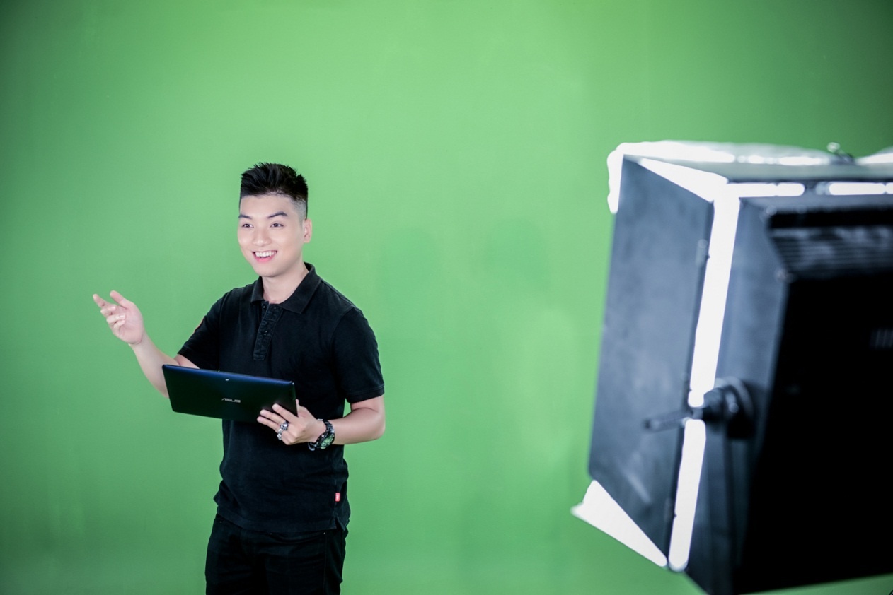 Khi thử giọng và khung hình trước giờ G, T200 là trợ thủ đắc lực nhắc Ngọc Trai nhớ kịch bản và những câu thoại dí dỏm.