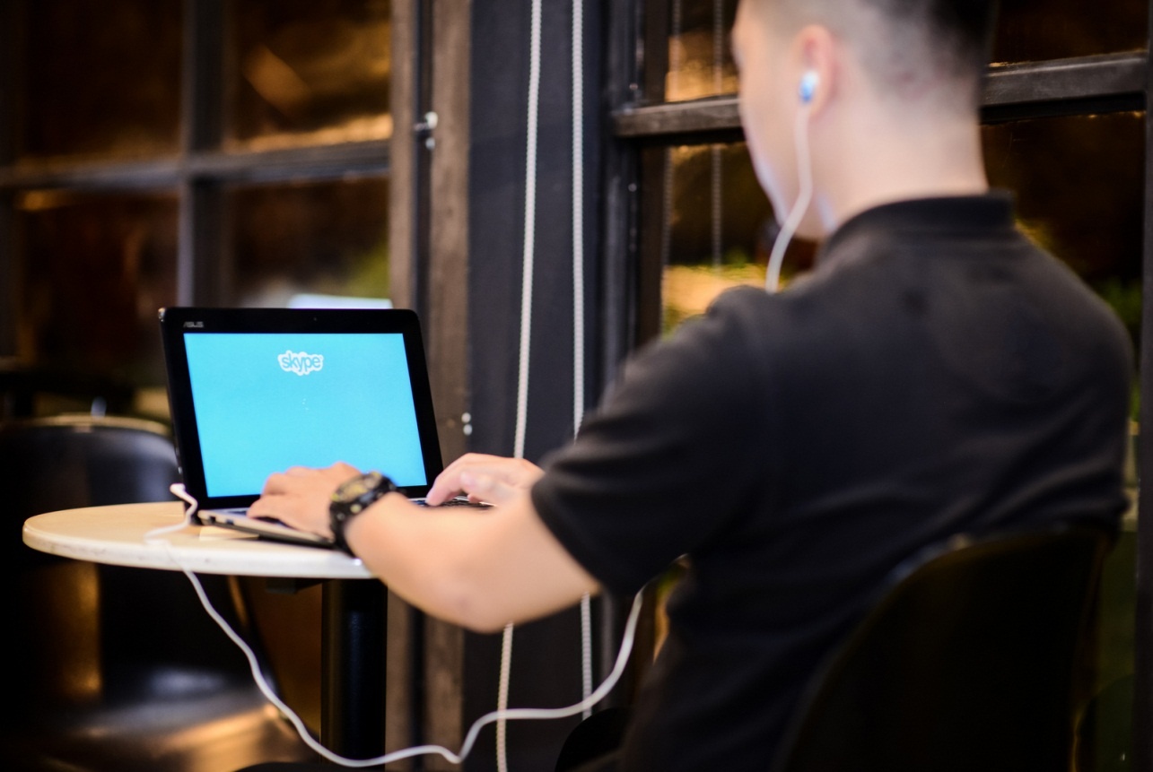  Rời studio, Ngọc Trai hẹn gặp đối tác tại một quán café. Anh chàng tranh thủ Skype với bạn gái trong lúc chờ đợi.  