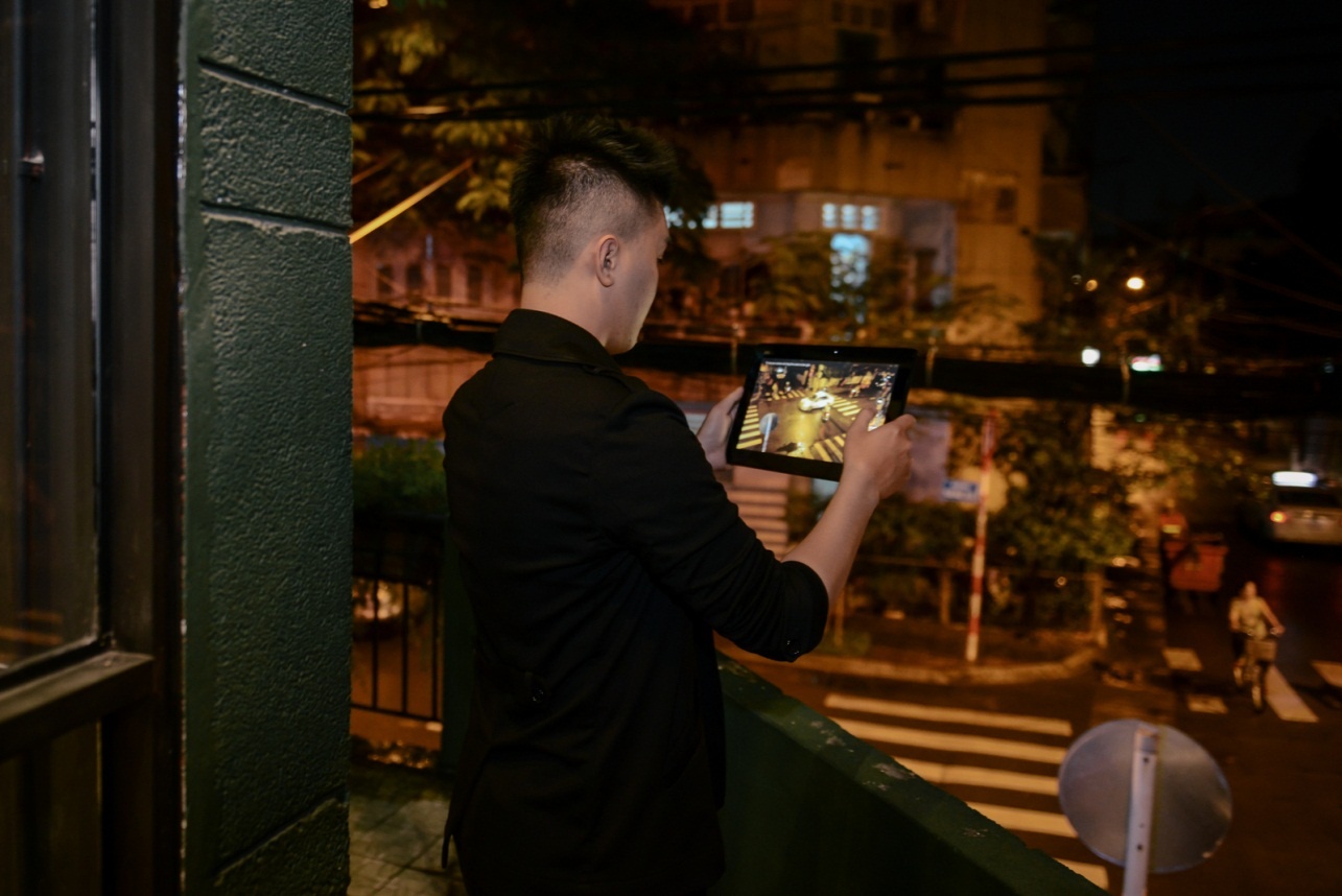 Tối đến, phát hiện một góc phố tuyệt đẹp dưới ánh đèn vàng, chàng VJ vốn có đam mê chụp ảnh lập tức tháo rời chiếc tablet khỏi bàn phím để ghi lại khoảnh khắc ấy.