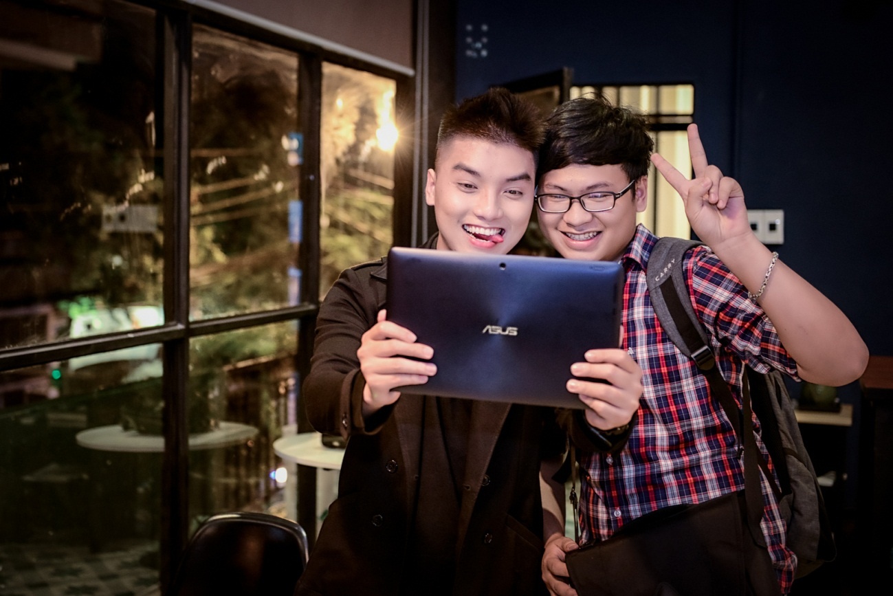 Bên cạnh đó, camera trước chất lượng của T200 cũng giúp anh chàng dễ dàng chụp ảnh kỷ niệm với fan hâm mộ.