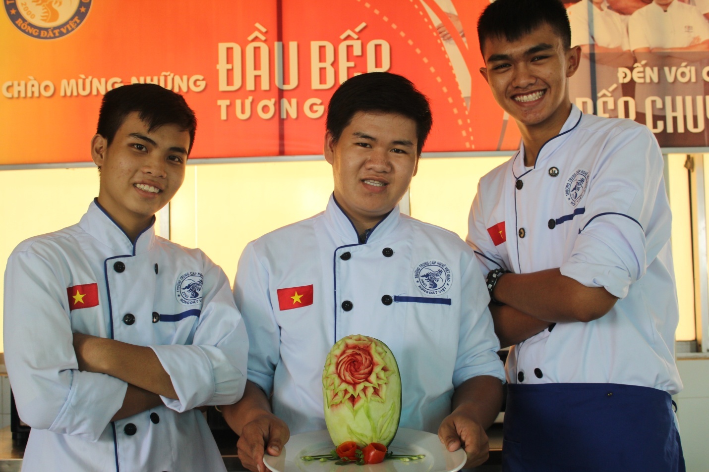 Ngoài công thức chế biến, học viên lớp Bếp Việt Nam còn được hướng dẫn những kỹ thuật cắt tỉa, trang trí món ăn theo xu hướng mới