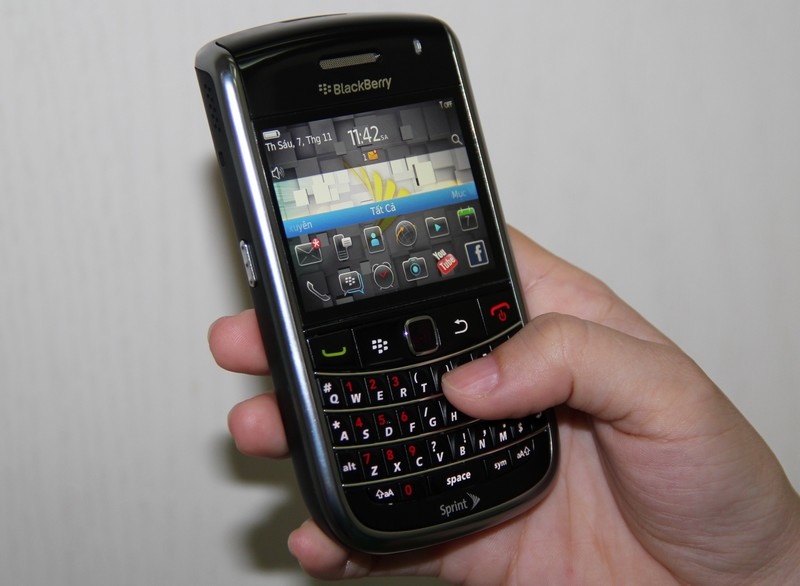 Blackberry 9650 - dien thoai trong mo gia 1,3 trieu dong hinh anh