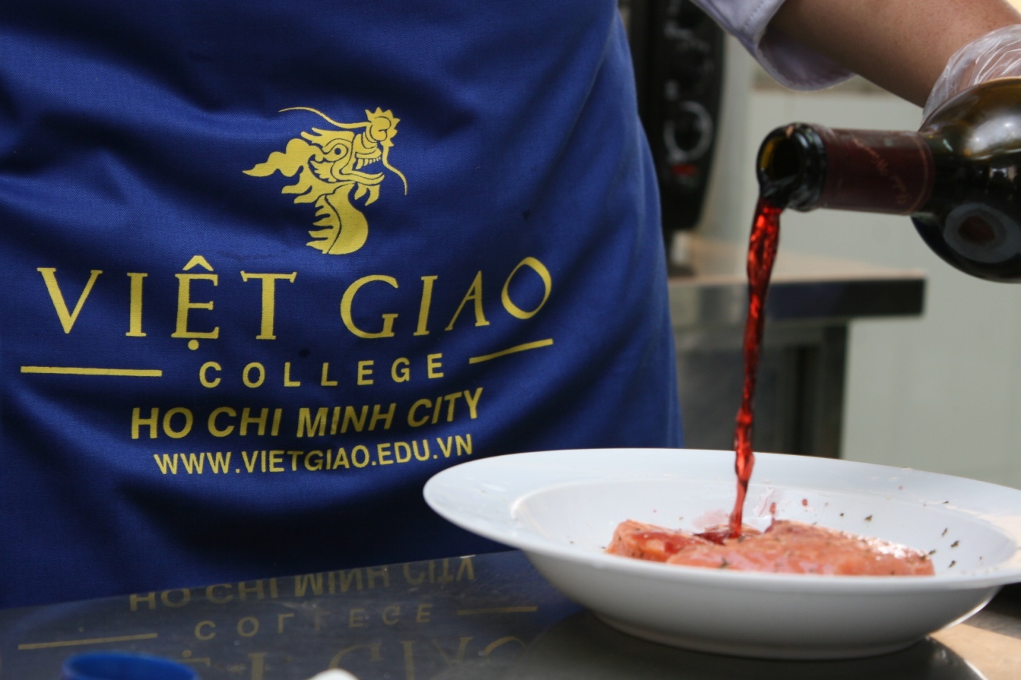 Nhưng món ăn đẹp mắt kết hợp với rượu vang, bơ, sốt… luôn làm nên sự hấp dẫn trong các buổi học Bếp Âu - Á