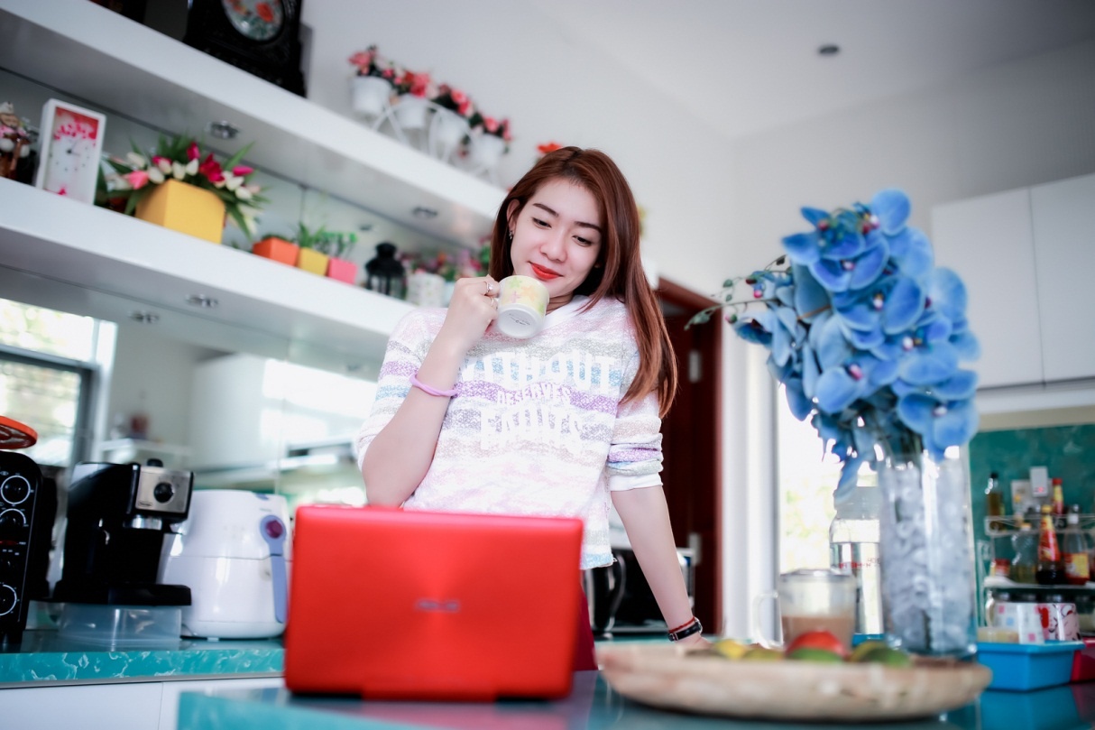 Kim Nhã  - thành viên kiêm Phó giám đốc nhóm BB &BG được biết đến là một hotgirl hài hước, năng động và không sợ xấu khi vào các vai độc, lạ như clip Ngày họp lớp, Cô bé bán rượu. Đam mê diễn xuất và ước mơ phát triển BB &BG chuyên nghiệp, cô gái trẻ này hiện vẫn đang học tập tại khoa Diễn viên, trường Đại học Sân khấu điện ảnh TP.HCM. Mỗi buổi sáng, Kim Nhã thường chuẩn bị cho mình một tách café, bánh mỳ ốp la hoặc các món ngon tự nấu và tranh thủ điểm tin đầu ngày bằng Transformer Book T100 – người bạn đồng hành, hỗ trợ hiệu quả việc học tập và làm việc.