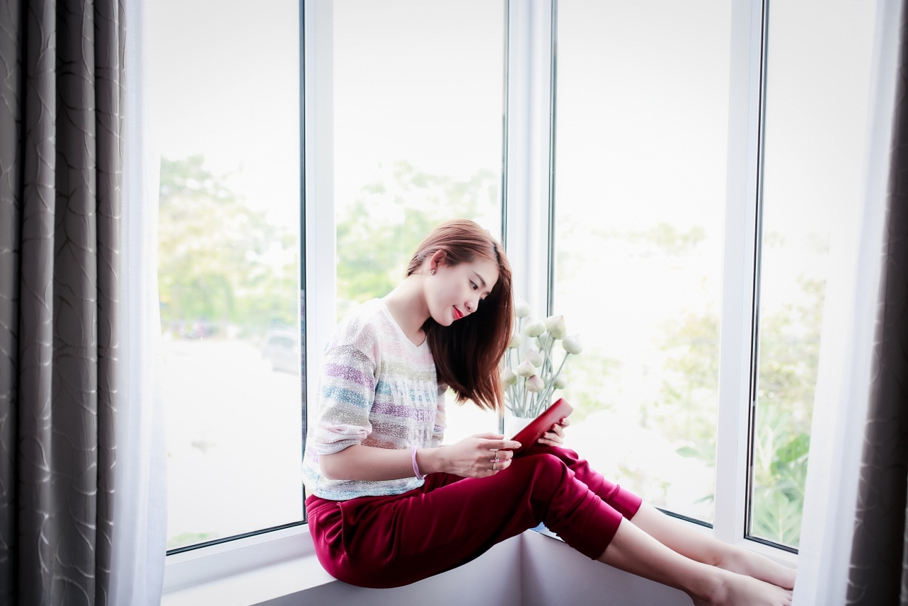   Cô cũng dành thời gian để đọc những tựa sách hay lấy cảm hứng cho diễn xuất của mình.