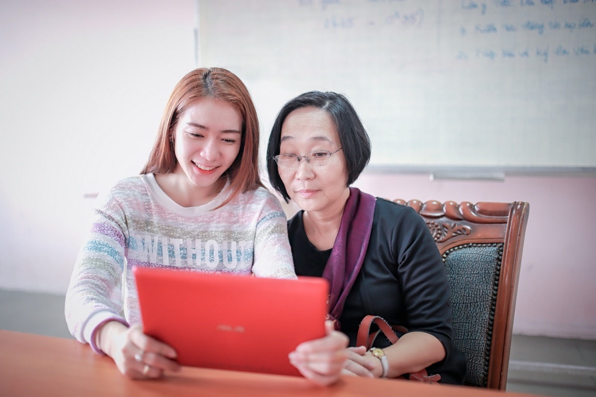   Tách rời bàn phím để sử dụng T100 như chiếc máy tính bảng, hotgirl dễ dàng chia sẻ bài vở, bài diễn được quay lại với cô giáo để nhận được góp ý, đánh giá.