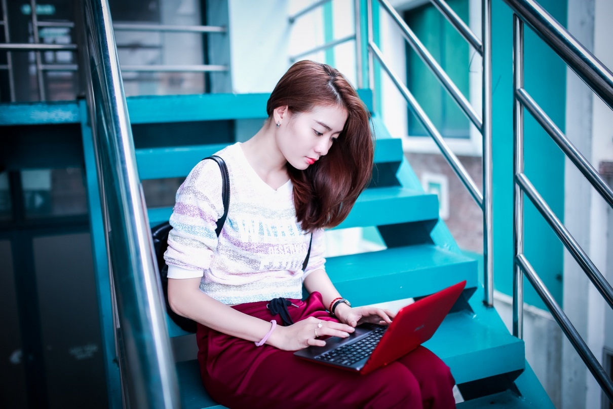   Tranh thủ giờ nghỉ giải lao, Kim Nhã check email của nhóm để thảo luận với bạn bè hoặc share các hình ảnh, thông tin cần thiết cho đối tác trên OneDrive.